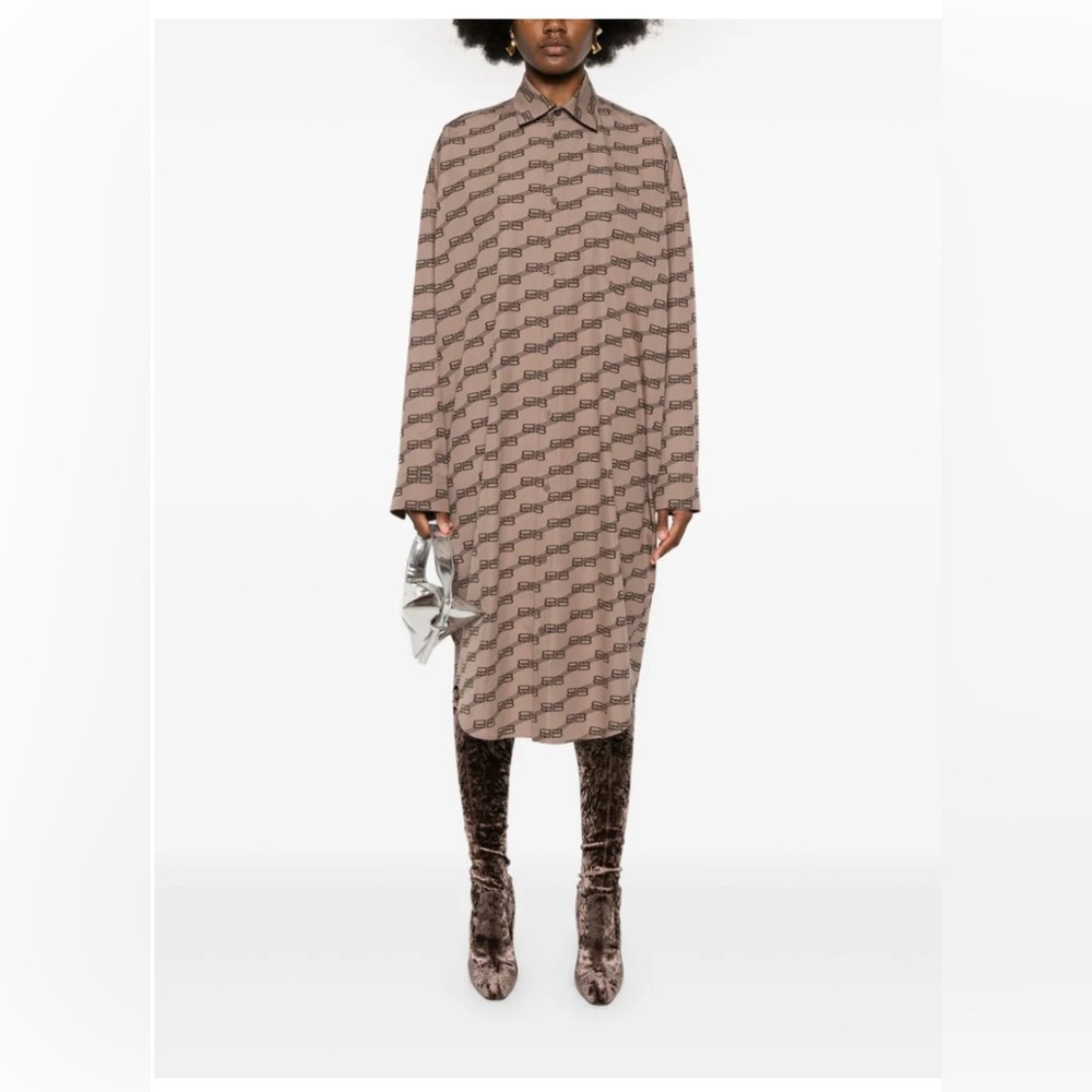 Balenciaga
monogram-print long-sleeve shirtdress